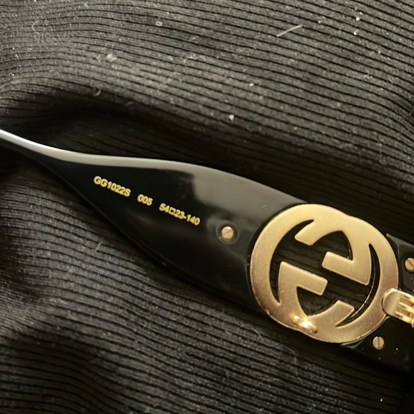 Pair of Gucci Sunglasses. Originally bought without the chain. - Picture 5 of 7